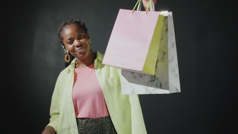 Positives-Afroamerikanisches-Mädchen-Posiert-Mit-Einkaufstüten-Für-Die-Kamera